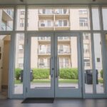 Дверь, которая защитит, сэкономит и понравится: как не ошибиться при выборе входной двери